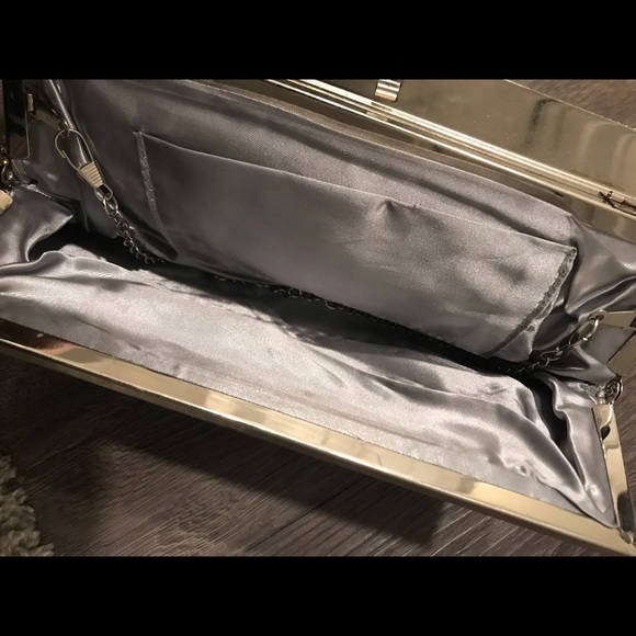 Woman’s Jeweled hand clutch - Picture 2 of 3